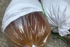 Số mỡ động vật vừa bị Trạm Cảnh sát Giao thông Quảng Xương bắt giữ. (Ảnh: Hoa Mai/TTXVN)