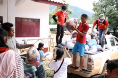 Hàng cứu trợ liên tục được chuyển vào vùng bị cô lập. (Ảnh: Quang Thái/TTXVN)