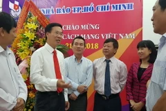 Ông Võ Văn Thưởng (thứ 2 từ trái) với các thành viên Hội Nhà báo Thành phố Hồ Chí Minh. (Ảnh: Thế Anh/TTXVN)