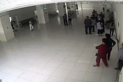 Trích xuất camera của Bệnh viện Đa khoa Bắc Kạn về hành vi đánh bác sỹ của Nguyễn Xuân Hưng. (Ảnh: Đức Hiếu/TTXVN)