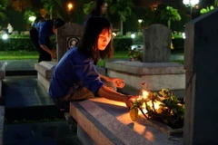 Đoàn viên thanh niên thắp hương tưởng nhớ các anh hùng liệt sỹ. (Ảnh: Phan Tuấn Anh/TTXVN)