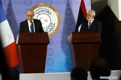 Ngoại trưởng Pháp Jean-Yves Le Drian phát biểu trong cuộc họp báo chung với người đồng cấp Libya Mohamed Sayala tại thủ đô Tripoli. (Nguồn: THX)