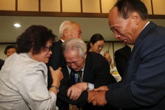 Cụ Cho Sang-yong (thứ 2, phải), 80 tuổi, sống ở Hàn Quốc gặp lại anh trai Cho Deok-yong (thứ 2, trái, 88 tuổi, sống ở Triều Tiên tại cuộc đoàn tụ gia đình ly tán ở núi Kumgang ngày 24/8. (Nguồn: YONHAP/TTXVN)