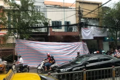 Hiện trường vụ nổ xảy ra ở trụ sở Công an Phường 12. (Nguồn: TTXVN phát)
