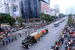 Người dân xúc động tiễn đưa Chủ tịch nước Trần Đại Quang
