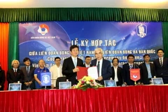 Chủ tịch Liên đoàn Bóng đá Việt Nam Lê Hùng Dũng và Chủ tịch Liên đoàn Bóng đá Hàn Quốc Mong Gyu Chung ký kết hợp tác giữa Liên đoàn Bóng đá Việt Nam và Liên đoàn Bóng đá Hàn Quốc. (Nguồn: vff.org.vn)