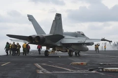 Máy bay chiến đấu F/A-18C Hornet đậu trên tàu sân bay USS Carl Vinson. (Nguồn: AFP/TTXVN)