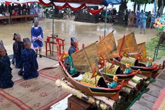 Thực hiện nghi lễ tế cổ truyền. (Ảnh: Sỹ Thắng/TTXVN)