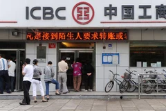 Khách hàng giao dịch tại ngân hàng ICBC. (Nguồn: AFP)
