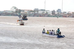 Các phương tiện tham gia tìm kiếm nạn nhân mất tích. (Ảnh: Huỳnh Sử/TTXVN)