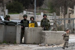 Binh sỹ Israel gác tại thành phố Hebron, Khu Bờ Tây. (Nguồn: EPA/TTXVN)