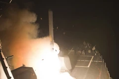 Tên lửa hành trình Tomahawk được phóng từ tàu USS Arleigh Burke (DDG 51) của Mỹ. (Nguồn: AFP/TTXVN)