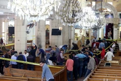 Nhân viên an ninh điều tra tại hiện trường vụ đánh bom tại nhà thờ ở Tanta. (Nguồn: EPA/TTXVN)