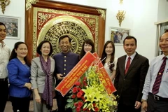 Trưởng Ban Dân vận Trung ương Trương Thị Mai đến thăm và chúc mừng Đại Hiệp sỹ Lê Đức Thịnh và gia đình nhân dịp lễ Phục sinh năm 2017. (Ảnh: Thế Anh/TTXVN) 