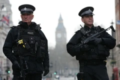 Cảnh sát gác bên ngoài tòa nhà Quốc hội Anh ở London sau vụ tấn công khủng bố. (Nguồn: AFP/TTXVN)