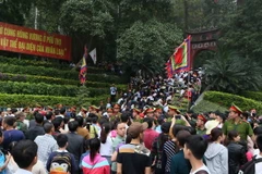 Đông đảo du khách thập phương lên dâng hương trên Đền Thượng. (Ảnh: Thùy Dương/TTXVN)