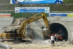 Đơn vị thi công đang gấp rút hoàn thành các hạng mục cuối cùng. (Ảnh: Xuân Triệu/TTXVN)