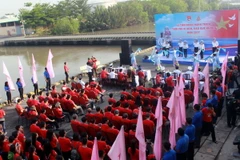 Lễ xuất quân hành trình Tuổi trẻ vì biển đảo quê hương 2017. (Ảnh: Văn Đức/TTXVN)