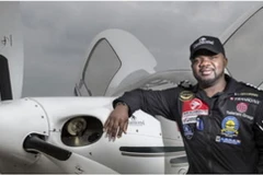 Phi công người Nigeria Ademola Odujinrin. (Nguồn: vanguardngr.com)