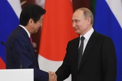 Tổng thống Nga Vladimir Putin (phải) và Thủ tướng Nhật Bản Shinzo Abe (trái) tại cuộc họp báo ở Moskva. (Nguồn: AFP/TTXVN)