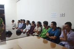 Các đối tượng chơi cá độ gà tại cơ quan chức năng. (Ảnh: Huỳnh Thế Anh/TTXVN)