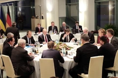 Thủ tướng Đức Angela Merkel (phải, phía sau), Tổng thống Nga Vladimir Putin (thứ 5, trái), Tổng thống Pháp Francois Hollande (trái) và Tổng thống Ukraine Petro Poroshenko (phía trước, thứ 2, phải) tại cuộc gặp cấp cao nhóm "Bộ tứ" Normandy ở Berlin tháng 