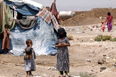Trẻ em Yemen sơ tán tại một lán trại ở vùng ngoại ô thủ đô Sanaa. (Nguồn: AFP/TTXVN)