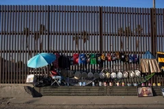 Hàng rào biên giới Mỹ-Mexico ở Mexicali, Tây Bắc Mexico. (Nguồn: AFP/TTXVN)