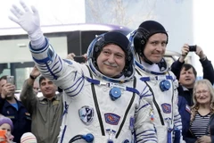 Tàu Soyuz MS-04 chở theo nhà du hành người Nga Fedor Yurchikhin (trái) và nhà du hành Mỹ David Fisher (phải) cùng 70kg hàng hóa. (Nguồn: AFP/TTXVN)