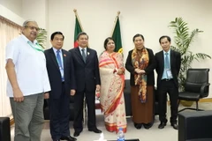 Phó Chủ tịch Quốc hội Tòng Thị Phóng chụp ảnh chung với Chủ tịch Quốc hội Bangladesh. (Ảnh: Huy Bình/Vietnam+)
