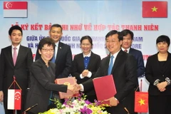 Ông Lê Quốc Phong, Bí thư thứ nhất Ban chấp hành Trung ương Đoàn và bà Grace Fu, Bộ trưởng Bộ Văn hóa, Cộng đồng và Thanh niên Singapore ký Bản ghi nhớ. (Ảnh: Nguyễn Khang/TTXVN)