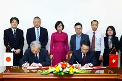 Tổng Giám đốc TTXVN Nguyễn Đức Lợi và Chủ tịch kiêm Tổng Biên tập Hãng Kyodo Masaki Fukuyama ký kết Biên bản ghi nhớ. (Ảnh: An Đăng/TTXVN)