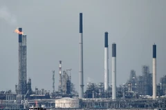 Cơ sở lọc dầu Bukom Shell ở vùng biển ngoài khơi Singapore. (Nguồn: AFP/TTXVN)