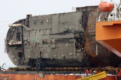 Phà Sewol được đưa lên khỏi mặt nước gần khu vực Jindo, Hàn Quốc. (Nguồn: EPA/TTXVN)