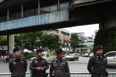 Cảnh sát làm nhiệm vụ ở khu vực gần Đền Erawan, Bangkok. (Nguồn: AFP/TTXVN)