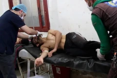 Người dân Syria được điều trị trong bệnh viện ở thị trấn Maaret al-Noman, tỉnh Idlib, sau khi bị ảnh hưởng bởi cuộc tấn công bị tình nghi sử dụng vũ khí hóa học. (Nguồn: EPA/TTXVN)