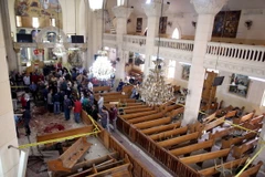 Lực lượng an ninh điều tra tại hiện trường vụ đánh bom nhà thờ của người Cơ đốc giáo Ai Cập ở thành phố Tanta. (Nguồn: EPA/TTXVN)