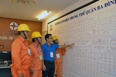Nhân viên EVNHANOI kiểm tra vận hành các thiết bị điện. (Ảnh: evnhanoi)
