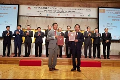 Bộ trưởng Trần Tuấn Anh trao đổi Biên bản ghi nhớ Hợp tác (MOU) giữa Bộ Công Thương và Tập đoàn bán lẻ AEON Nhật Bản. (Nguồn: moit.gov.vn)