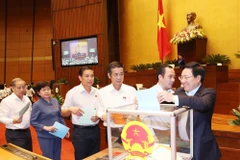 Quốc hội lấy phiếu tín nhiệm đối với 48 người giữ chức vụ do Quốc hội bầu hoặc phê chuẩn. (Ảnh: TTXVN)