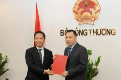 Bộ trưởng Trần Tuấn Anh (bên trái) trao quyết định của Thủ tướng bổ nhiệm ông Đặng Hoàng An giữ chức vụ Thứ trưởng Bộ Công Thương. (Ảnh: moit.gov.vn)