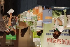 Doanh nghiệp giới thiệu sản phẩm tại hội nghị truyền thông nâng cao nhận thức về thực phẩm sạch, an toàn. (Ảnh: Đức Duy/Vietnam+)