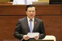 Bộ trưởng Bộ Tài Chính Đinh Tiến Dũng giải trình làm rõ vấn đề Đại biểu Quốc hội nêu. (Ảnh: Phương Hoa/TTXVN)