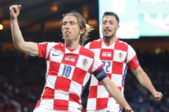 Luka Modric một lần nữa khiến người hâm mộ thán phục với cú vảy má ngoài điệu nghệ. (Ảnh: Marca) 