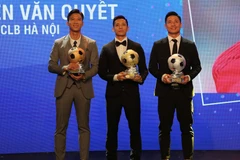 Tiền đạo Văn Quyết giành Quả bóng vàng Việt Nam 2020. (Ảnh: BTC) 