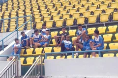 Cầu thủ Quảng Ninh đình công hôm 31/3. (Ảnh: DBH)