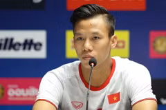 Đội trưởng Quế Ngọc Hải thay mặt đội tuyển Việt Nam xin lỗi người hâm mộ. (Ảnh: Getty Images)
