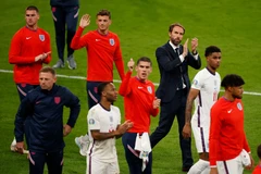 Huấn luyện viên Gareth Southgate và cầu thủ tuyển Anh thất vọng sau khi thua trận chung kết EURO 2020. (Ảnh: UEFA) 