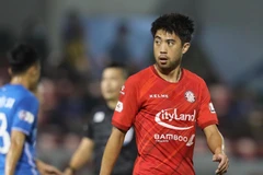Lee Nguyễn tiếp tục mờ nhạt, CLB TP.HCM thua cách biệt Quảng Ninh 