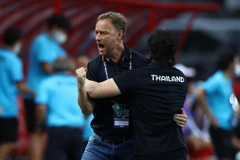Huấn luyện viên Polking ăn mừng khi giúp Thái Lan loại Việt Nam để vào chung kết AFF Cup 2020. (Ảnh: Getty Images) 